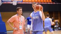 Will Hardy ja Lauri Markkanen juttelevat Susijengin harjoituksissa MM-kisoissa.