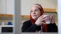 Laura juo teetä ja katsoo kaukaisuuteen.