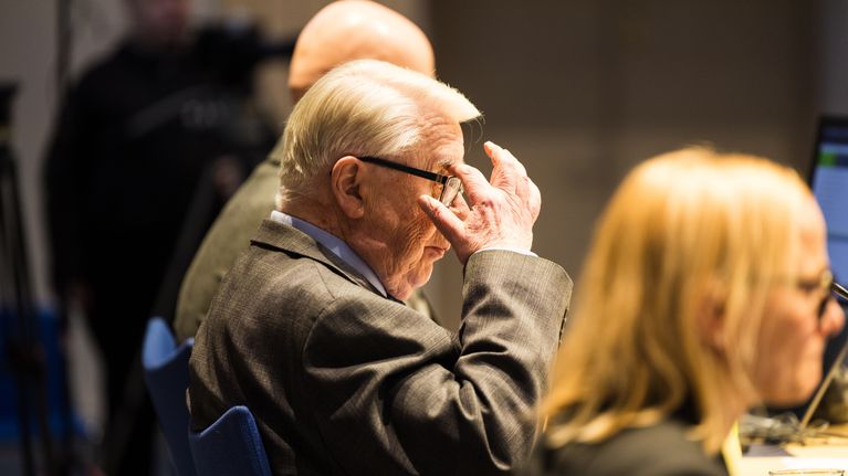 Kalervo Kummola korjaa silmälasiensa asentoa.