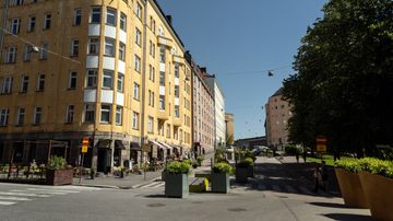 Katunäkymä Helsingissä, kadulla paljon istutuksia. 