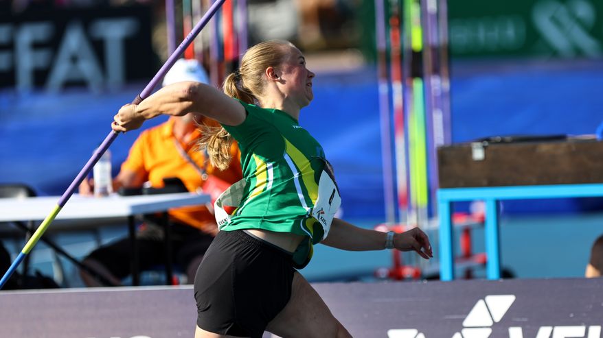 Emilia Karell kastar iväg spjutet vid Kalevaspelen i Esbo.
