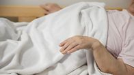 Anonyymi vanhus sängyssä.