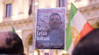 Mielenosoittajat pitävät kylttiä, jossa lukee Save Erfan Soltani. Kyltissä on hänen kuvansa.