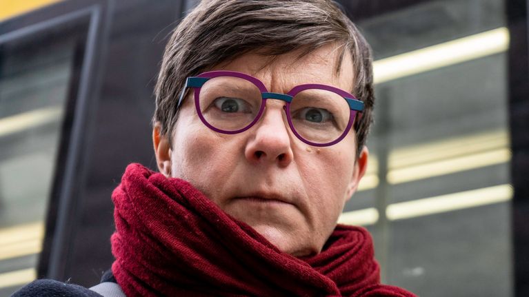 Paheksuva nainen katsoo kameraan.