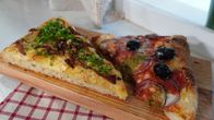 Pizzapaloja leikkuulaudalla.