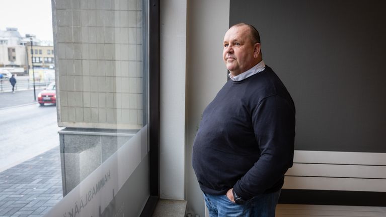 Anders Åfors katselee ikkunasta ulos.