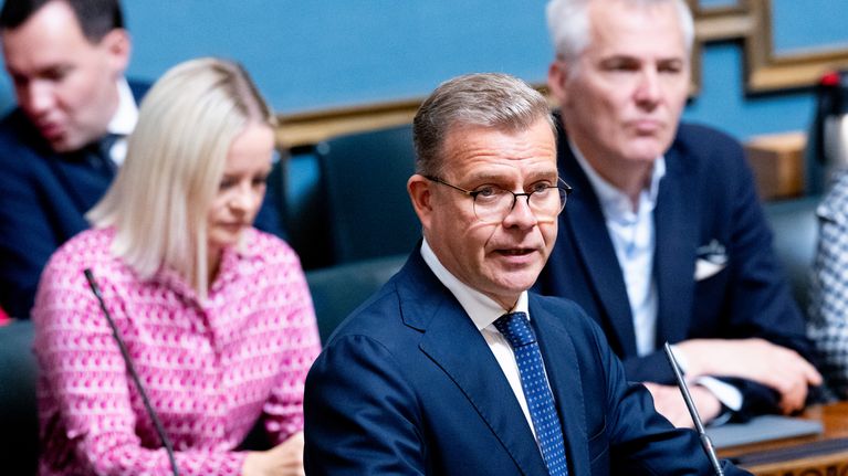 Petteri Orpo puhuu eduskunnassa.