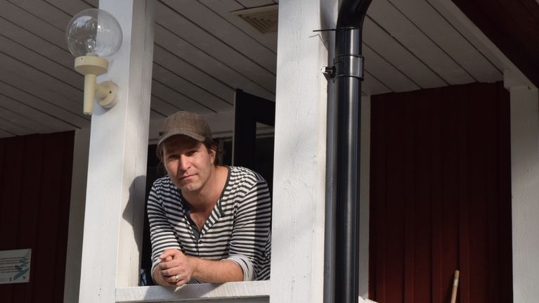 President Koivisto kliver upp på scenen i hembyn Täkter | Västnyland ...