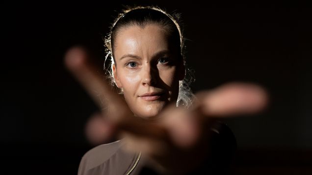 Jumppatytöt-näyttelijä Katariina Havukainen poseeraa Finlandiatalon pääsalin lavalla.