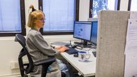 Toimittaja Sara Salmi istuu työpöydän ääressä ja kirjoittaa tietokoneella.