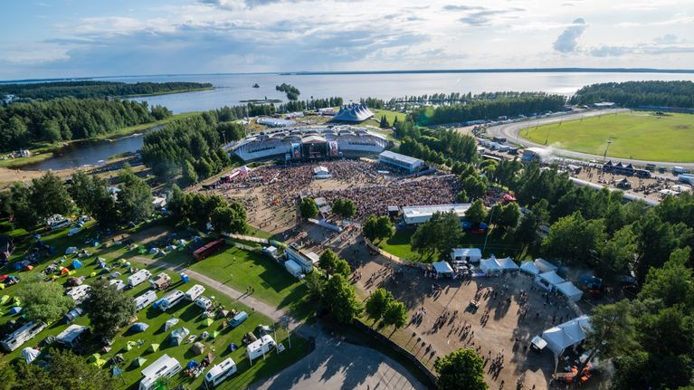 Ilosaarirockin alue Joensuun laulurinteellä ilmasta kuvattuna, taustalla Pyhäselkä.