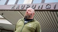 Heinolan kaupunginjohtaja Jari Parkkonen seisoo kaupungintalon edustalla.