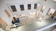 Ett stort öppet vitt utrymme på ett byggnadsarbete. 