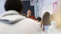 Opettaja Robert Bahr pitämässä englanninkielen oppituntia Espoonlahden koulussa.