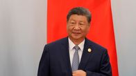 Xi jinping pitää vasenta kättään puvun takin sisällä puoliksi. 