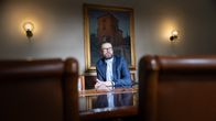 Mika Niemelä istuu kokouspöydän ääressä.