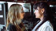 Laulajat Paula Vesala ja Mira Luoti katsovat toisiaan vakavat ilmeet kasvoillaan.