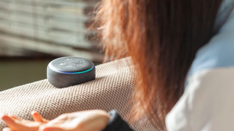 Äänikomennoilla ohjailtava virtuaaliavustaja Alexa "asuu" Amazonin Echo-laitteessa. Kuvituskuva. 