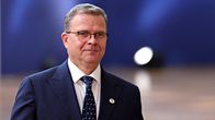 Petteri Orpo ser snett förbi kameran.