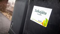 Jätekukon sekajäteastia, taustalla kompostori.