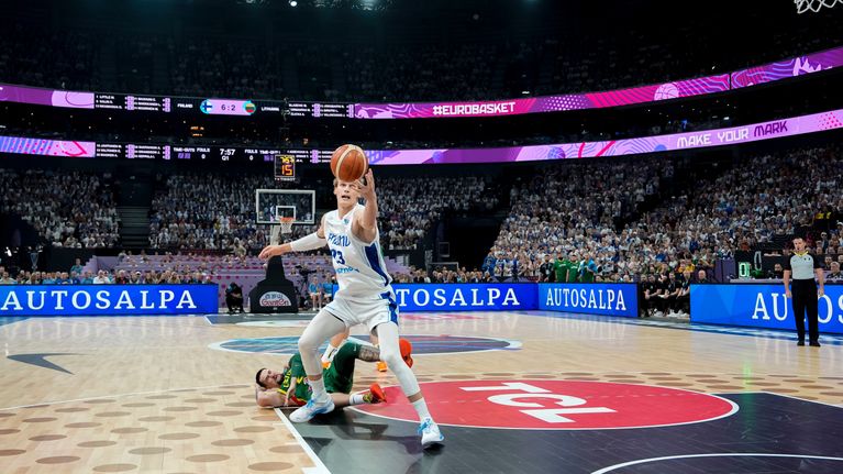 Lauri Markkanen koripallon EM-kisoissa Liettuaa vastaan.
