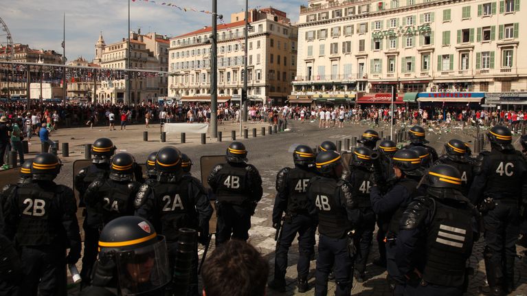 Poliisit vahtivat Englannin faneja 2016 EM-kisoissa.