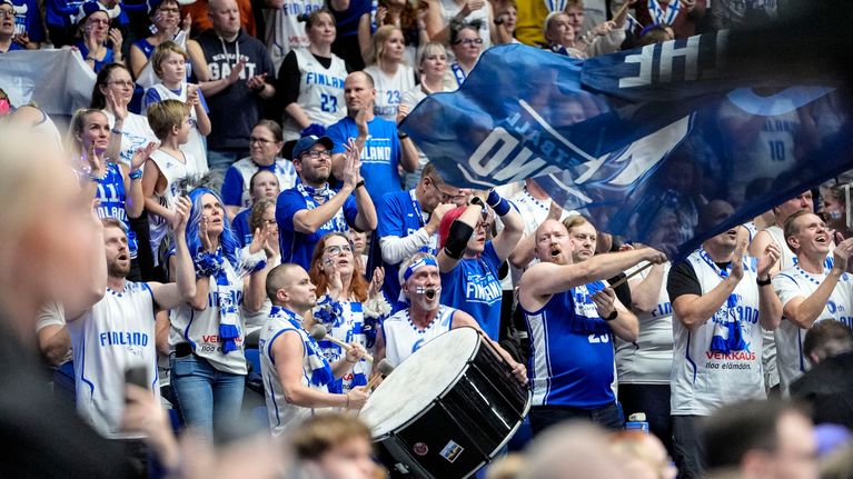 Susijengi-fanit innoissaan Ranska-pelissä.