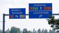 Tieopasteet valtateiden 9 ja 23 risteyksessä Lievestuoreella.