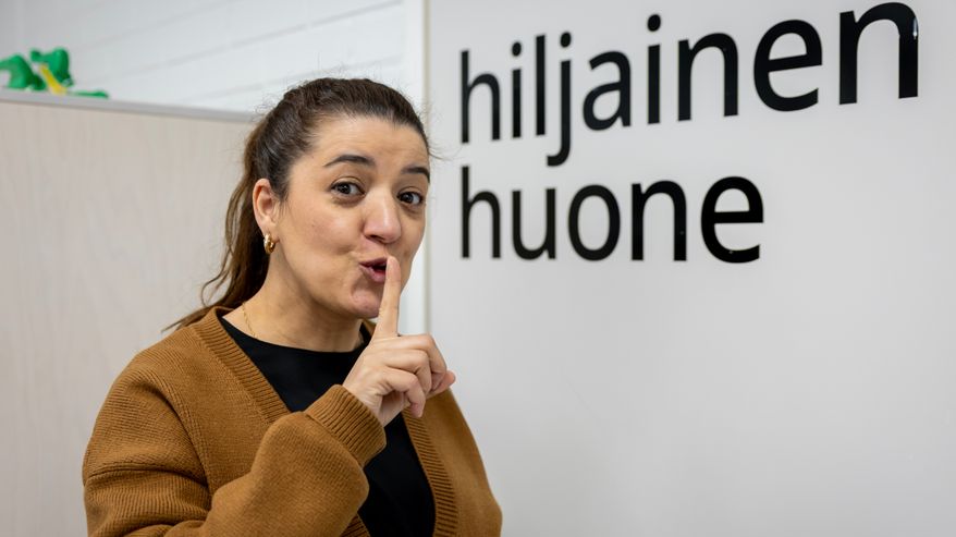 Naima el Issaoui (sd.) Hakunilan kirjastossa Vantaalla.