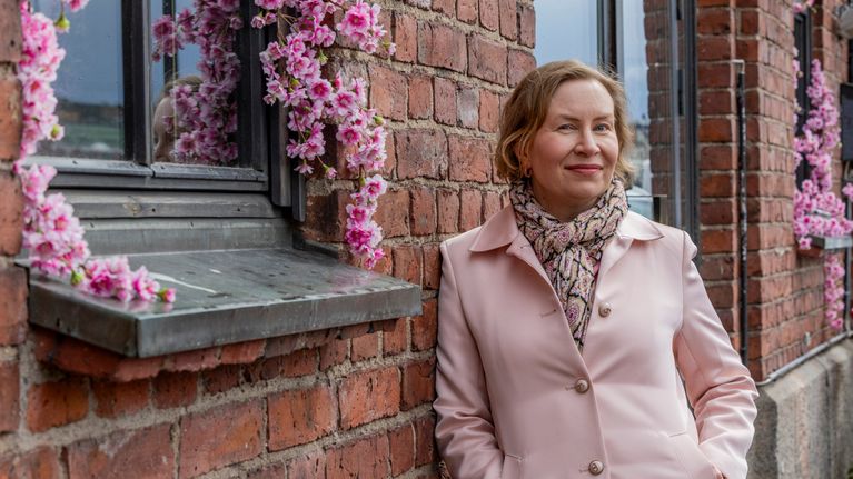Vera Vala on suomalainen kirjailija, Helsingin kanavarannalla.