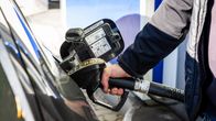 Lähikuvassa tankataan dieseliä auton tankkiin Nesteen huoltoasemalla.