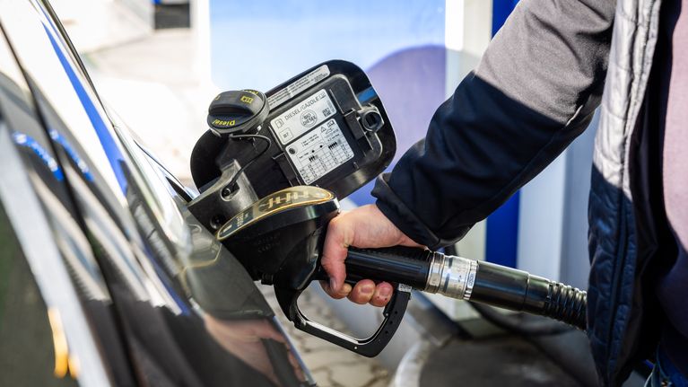 Lähikuvassa tankataan dieseliä auton tankkiin Nesteen huoltoasemalla.
