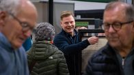 Kuvassa on messuvieraita ja kaihdinmyyjä Lahdessa järjestetyillä Raksamessuilla.
