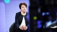 Teija Tiilikainen istuu uutisstudiossa.