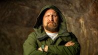 Rap-artisti Paleface, eli Karri Miettinen seisoo luolassa kädet puuskassa ja katsoo kameraan.