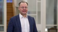 Savonlinnan kaupunginjohtaja Janne Laine seisoo kaupungintalon käytävällä.