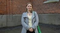 Felicia Holm utanför trefaldighetskyrkan i Vasa.