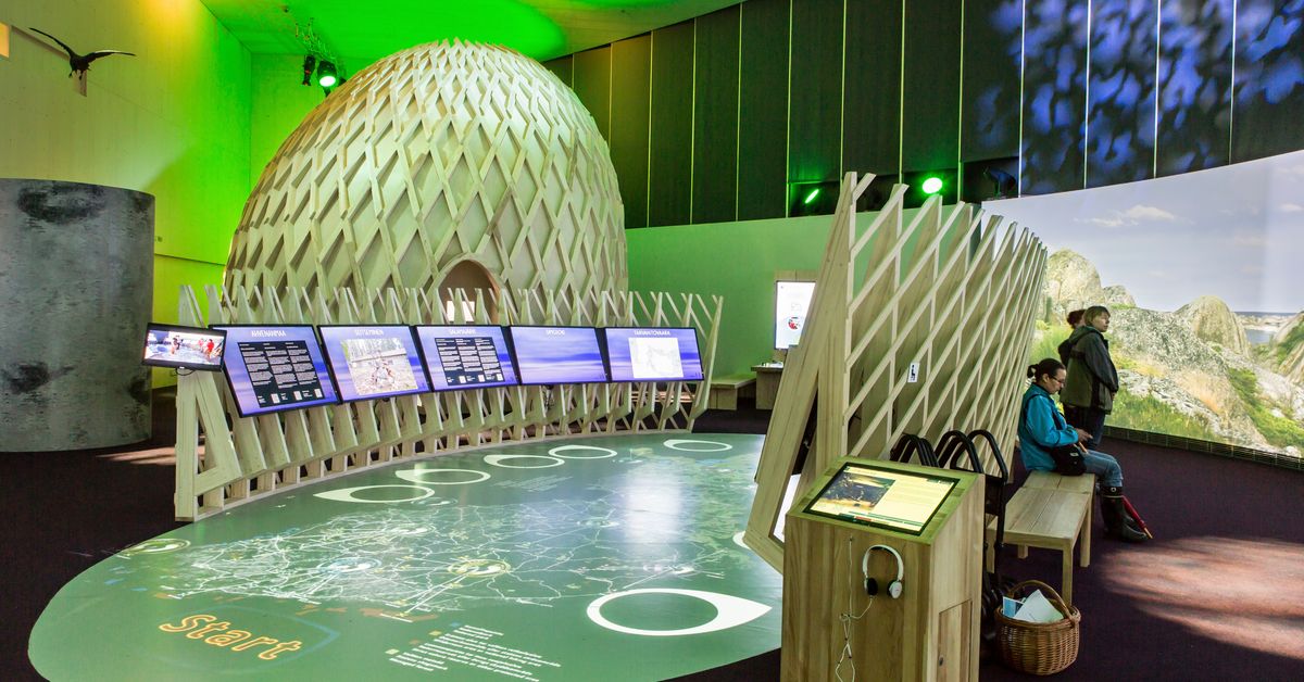 Metsähallitus aikoo vähentää väkeä ja ulkoistaa palveluja – muutoksia luvassa Haltian luontokeskukseen Espoon Nuuksiossa