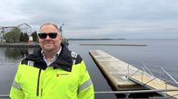Tampereen kaupungin satamavastaava Tuomas Salovaara uusien aallonmurtajalaitureiden edustalla. 