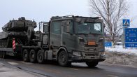 Ruotsalaista sotilaskalustoa siirtyy Tornionjoen siltaa pitkin Ruotsista Suomeen.