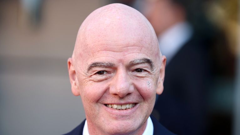 Gianni Infantino hymyilemässä.