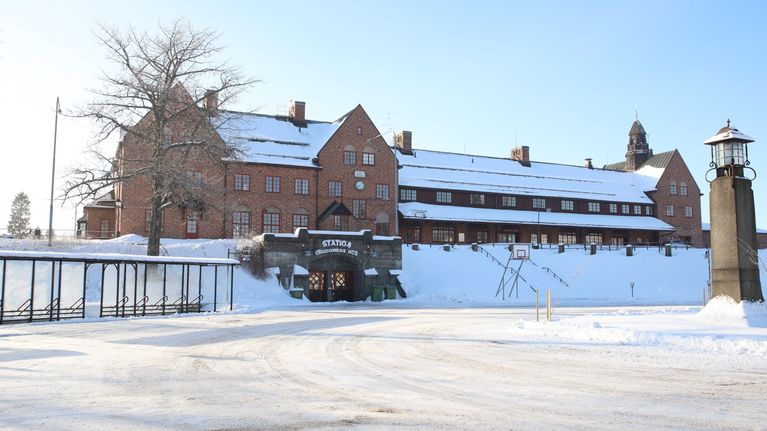 Haaparannan rautatieasema talvella. Lunta on maassa ja rakennuksen katolla.