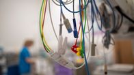 Hoitaja ja ensiapulaitteiston johtoja Lastensairaalan ensiapuosastolla