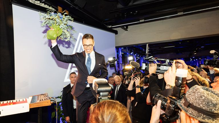 Stubb otettiin valvojaisissaan voittajana vastaan, kun hän saapui paikalle käytyään Haaviston valvojaisissa.