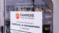 Lasisen ulko-oven kyltissä lukee ”Tampereen kaupungin Työllisyys- ja kasvupalvelut 3. kerros, avoinna ma-pe klo 9–15”.