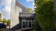 Kouvolan kirjastoa ulkoa, liukuovien yläpuolella lukee isolla "kirjasto"