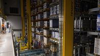 Valion Pitäjänmäen tehtaan automatisoitu varastohalli.