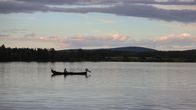 Kalastaja veneellään Tornionjoella Pellossa