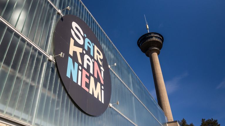 Särkänniemi-huvipuiston pääsisäänkäynti ja Näsinneula-torni kirkkaana kevätpäivänä.