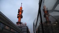 Yleisradion tv-torni auringonlaskun aikaan.